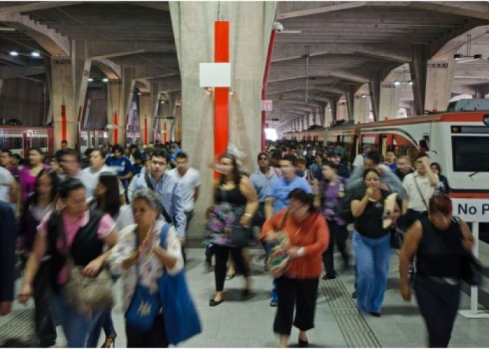 Menos de 200 mil pasajeros al día tiene el tren suburbano.