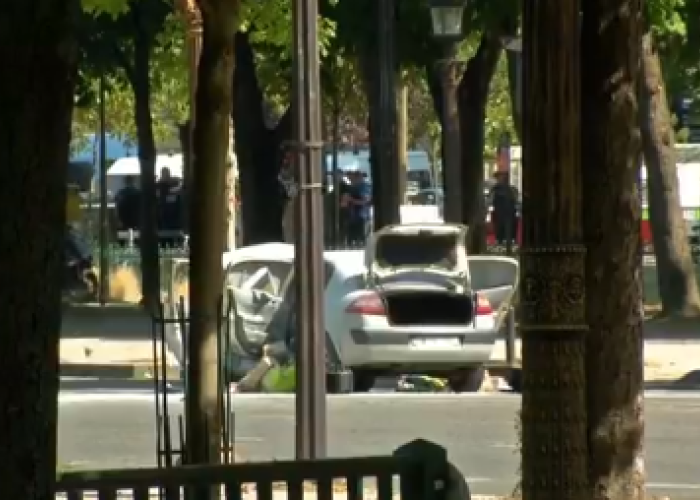 Automovil choca en los Campos Elíseos de París / F: Captura Twitter @el_pais
