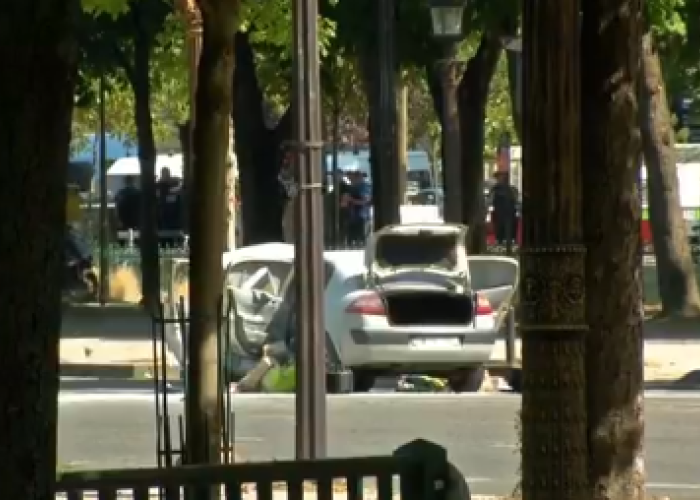 Automovil choca en los Campos Elíseos de París / F: Captura Twitter @el_pais 