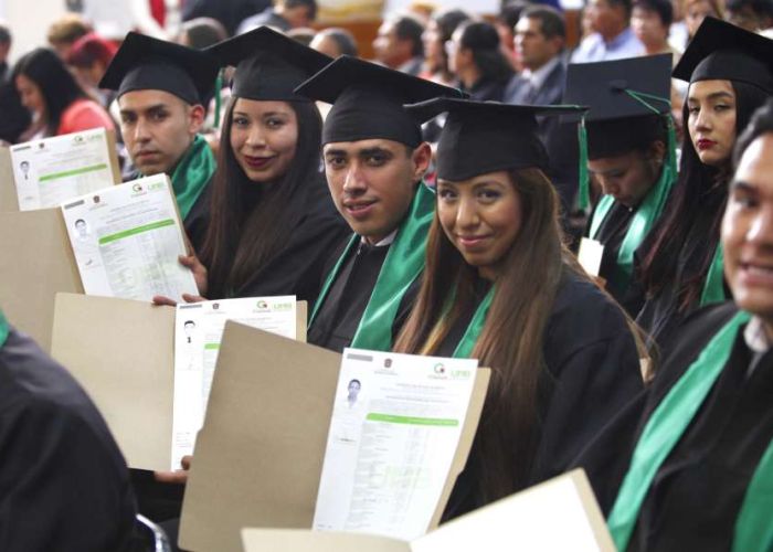 La diferencia en ingreso entre quienes estudian y quienes no lo hacen es cada vez menor.