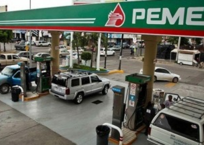 Premium y Diésel bajaran uno y tres centavos con respecto al precio del jueves