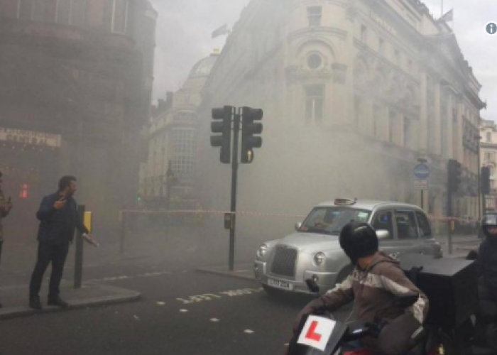 Humo en la Avenida Shaftesbury, en Londres