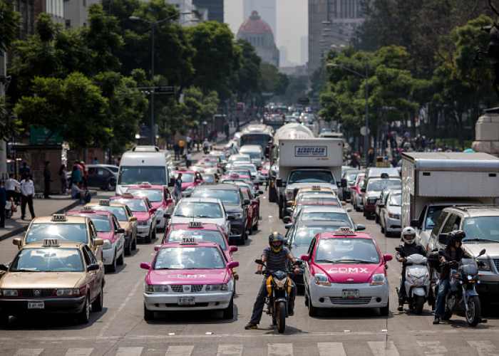 La multa por infringir Hoy No Circula va de los 1,433.60 pesos a los 2,150.40 pesos, más el cargo de arrastre del carro hacia al corralón.