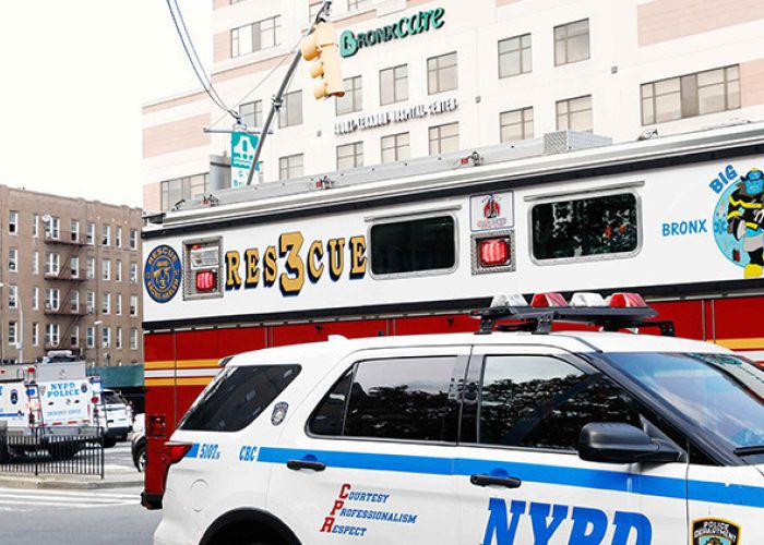 Carros de policía y bomberos luego del tiroteo en el Hospital Bronx-Lebanon en Nueva York, EE.UU.