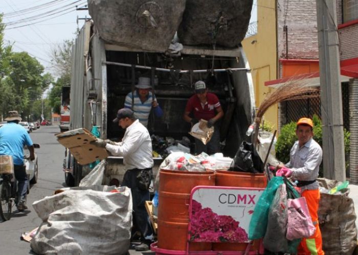 En los camiones de basura se recolectan 9 mil 700 toneladas de basura al día.