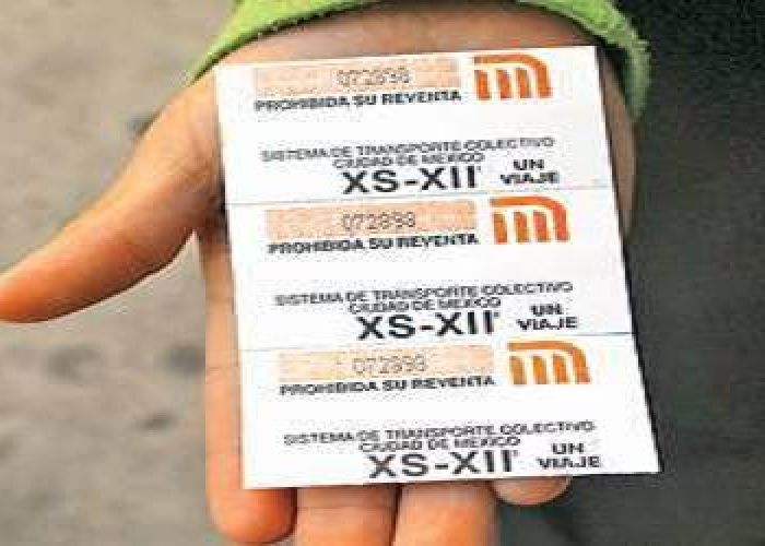 El futuro de los boletos del metro se debate entre su popularidad, sus costos y la sobrevivencia de las taquilleras.