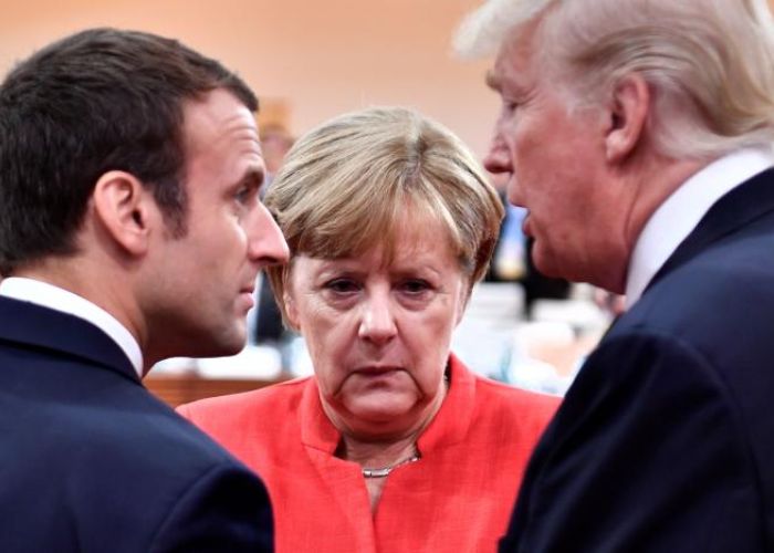 En la imagen se puede ver, de izquierda a derecha, a Emmanuel Macron, Angela Merkel y Donald Trump.