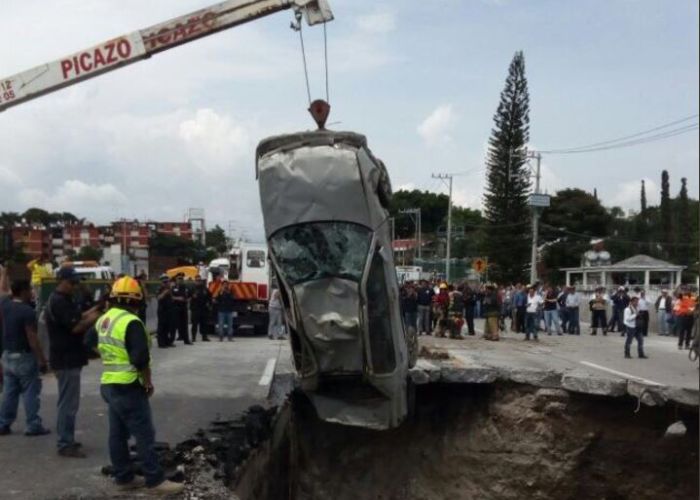 Vecinos advirtieron a la SCT que el cause del agua estaba por derrumbar el muro.
