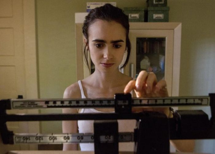 Lilly Collins interpreta a Ellen, una joven artista con anorexia y bulimia