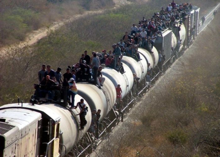 Millones de mexicanos indocumentados traspasan la frontera con Estados Unidos; además México es país de paso de migrantes centroamericanos.