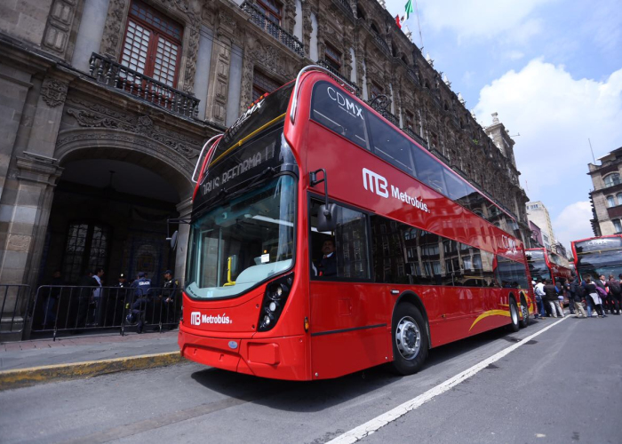 Son los autobuses clásicos de doble piso que circulan en Reino Unido