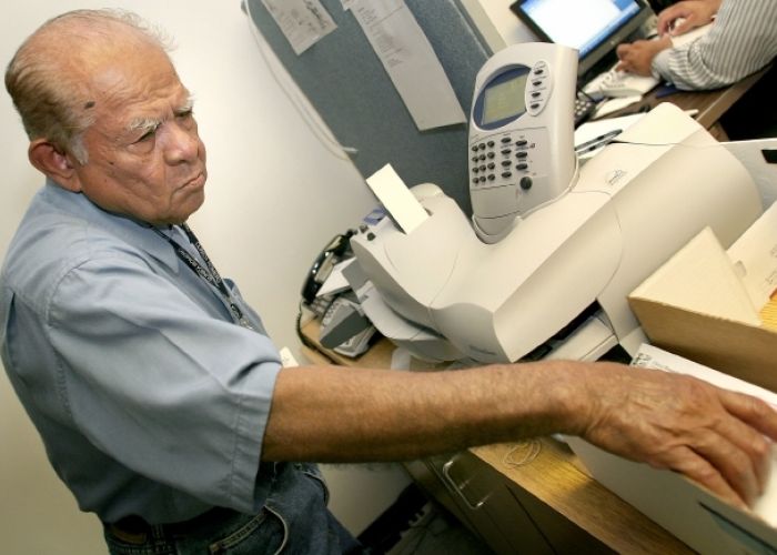 14 mil 670 personas mayores de 60 años se encuentran buscando un trabajo de tiempo completo en México y 12 mil 368 busca uno donde les paguen las horas extras.