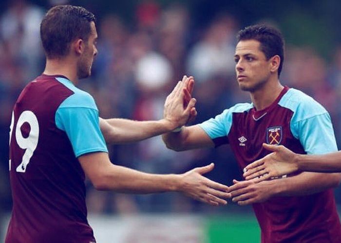 Chicharito regresaría a la Premier League enfrentando al Manchester United