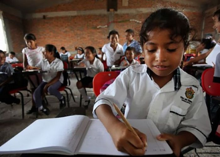 Las cuotas escolares van de los 200 a los 900 pesos, pero a decir de la carencias en las escuelas, no todos las pueden pagar.