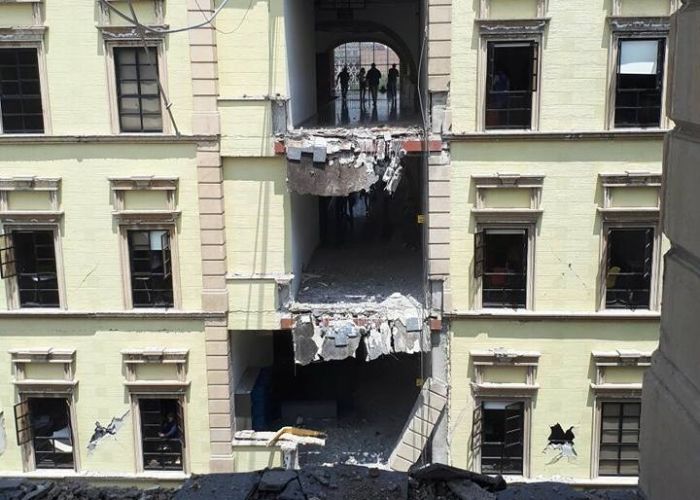 Entre estudiantes y profesores lograron rescatar a cuatro personas de los escombros antes de la llegada de la Marina.