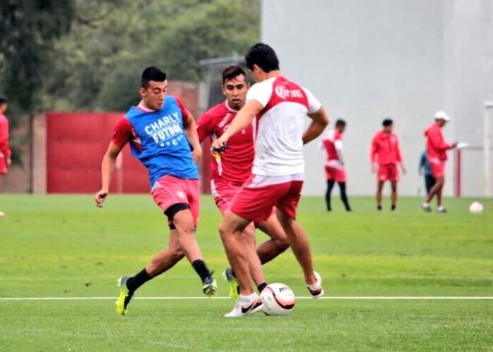 Necaxa  y Querétaro se enfrentan en la cancha del estadio Victoria