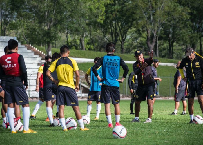 Leones Negros y Cimarrones chocan en la cancha del estadio Jalisco