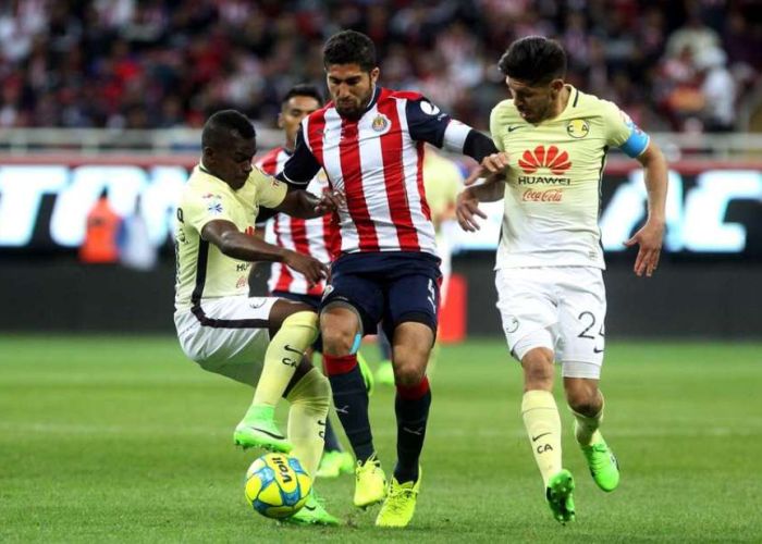 América y Chivas chocan en un duelo intenso donde se juegan el orgullo