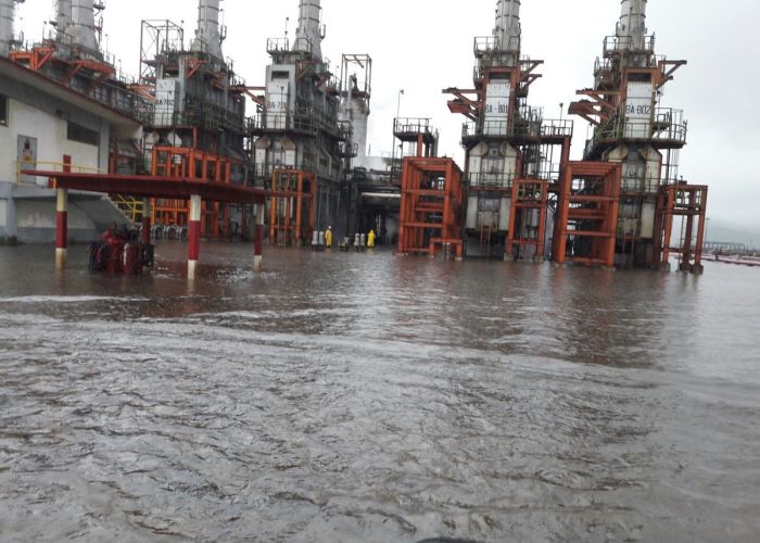La tormenta tropical Calvin inundó la refinería Salina Cruz, la de mayor capacidad en el país.