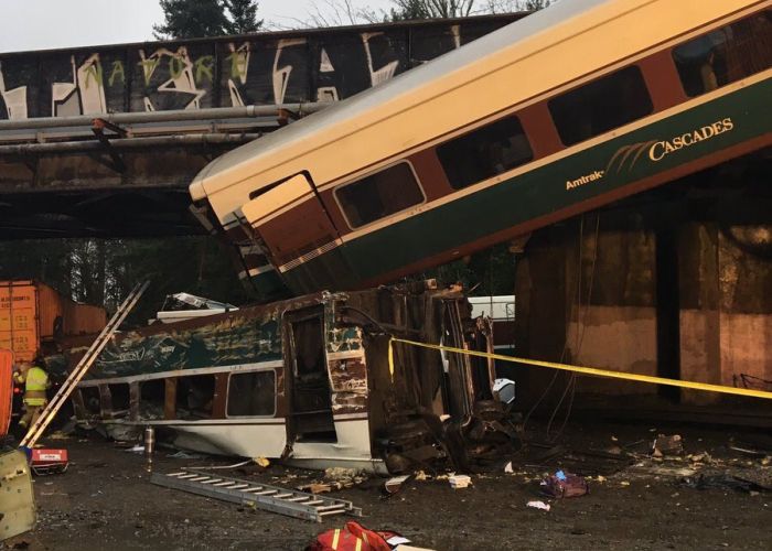 Tren cae en autopista en Pierce, Washington. Foto: Tren/Twitter @10NewsJason