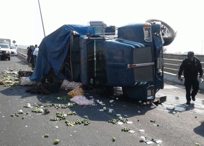 Foto: Camión se volcó en Eje 3 y Av. Taxqueña/Twitter @MrElDiablo8