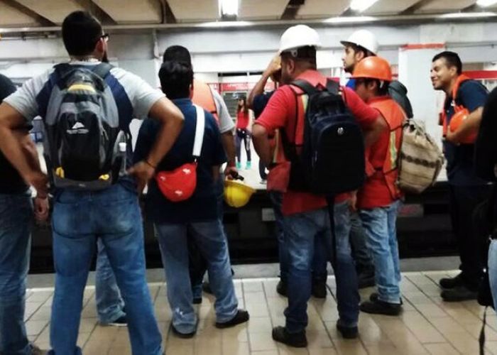 Muchos usaron el transporte público para llegar a las zonas afectadas y ayudar como voluntarios.