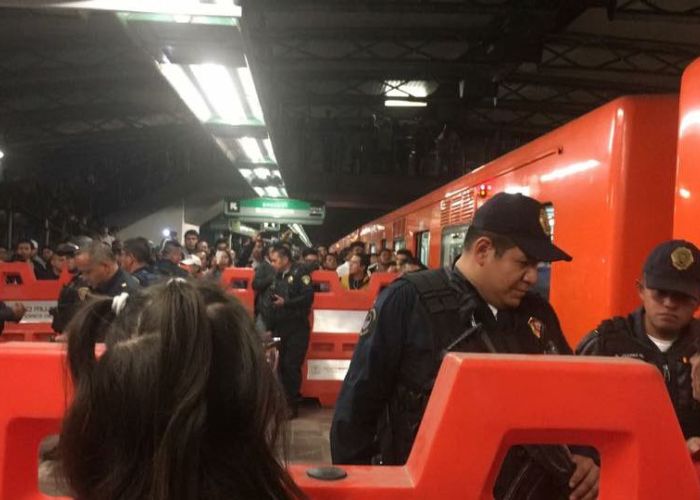Riña en el vagón del Metro Romero Rubio. Foto:  Twitter @HolaVenus