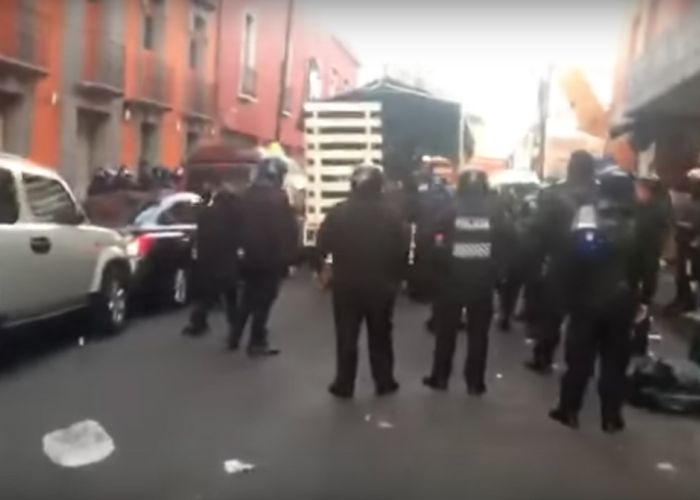 Enfrentamiento entre comerciantes y policías en Plaza Meave.