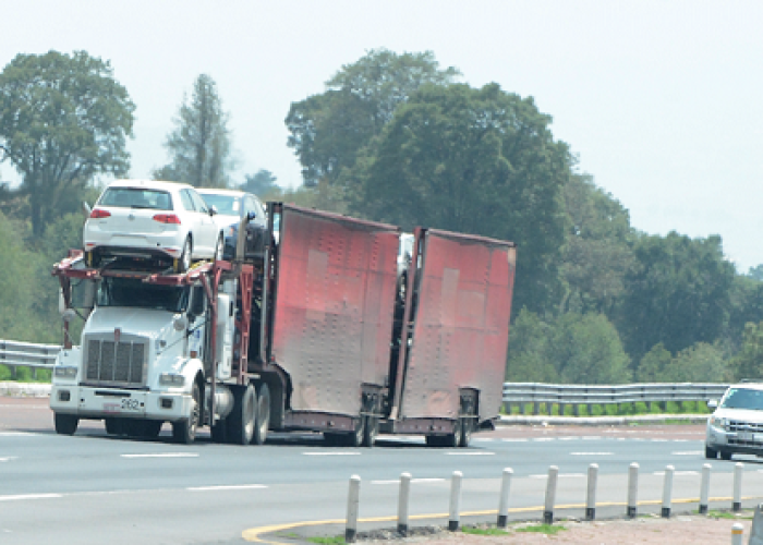 Los camiones de doble remolque seguiran circulando en 2018, pese a accidentes causados por los mismos.