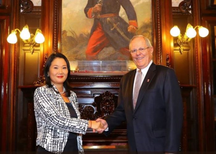 Keiko Fujimori y Pedro Pablo Kuczynski estrechando manos.