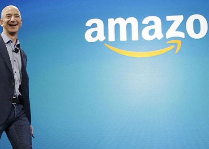 La fortuna de Jeff Bezos, fundador de Amazon.com, asciende a poco más de los 100 mil millones de dólares.