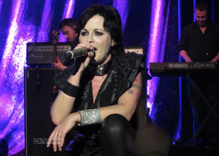 Las primeras teorías sobre la muerte de Dolores O'Riordan apuntan a un suicidio por lo que se encontró en el lugar del hecho