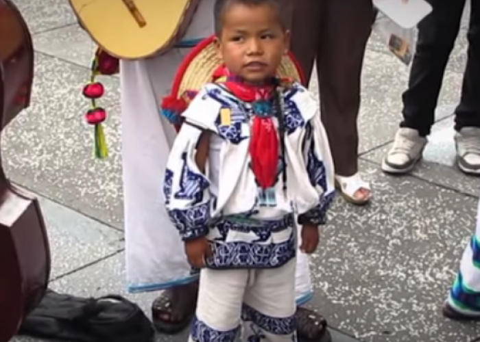 Desde pequeño Yuawi ha tenido que salir adelante con su voz. 