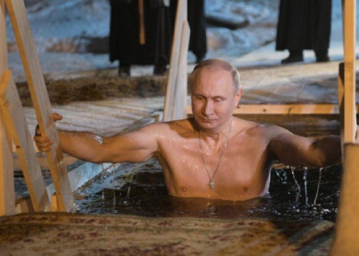 Putin se sumerge en aguas gélidas de Rusia. Foto: Twitter / @news_24_365
