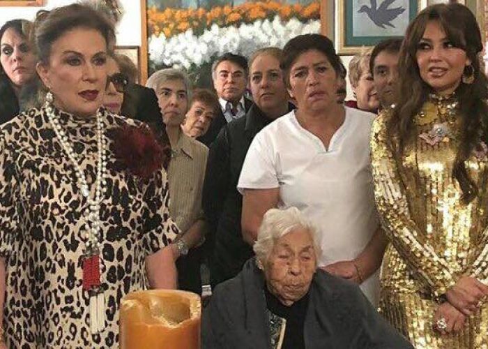 Thalía se reencuentra con Laura Zapata en el cumpleaños de su abuela (Video)