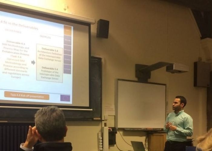 Adalberto Guerra, consultor en materia de eficiencia energética, dando una conferencia sobre ciencia de datos aplicada a la construcción.