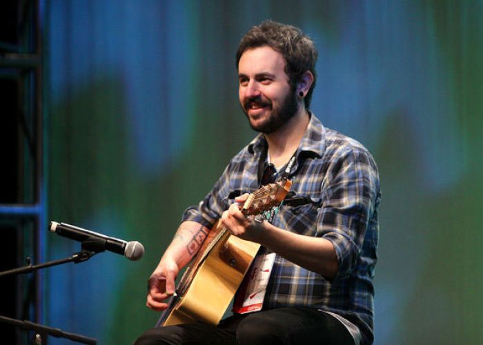 La compañía también ha tratado de combatir las críticas al declarar que ha pagado más de mil millones de dólares a la industria de la música.