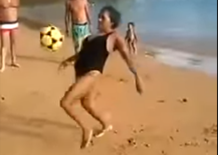 Abuelita brasileña se hace viral por dominar el balón como Ronaldinho. Foto: YouTube / Todo Todillo