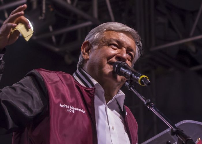 AMLO aparece en Tijuana con chamarra de Andrés Manuelovich 