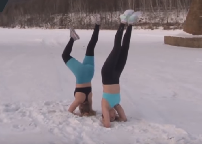 Yoga en la nieve, a estas deportistas rusas el frío no les hace ni cosquillas. foto: YouTube / RT en Español