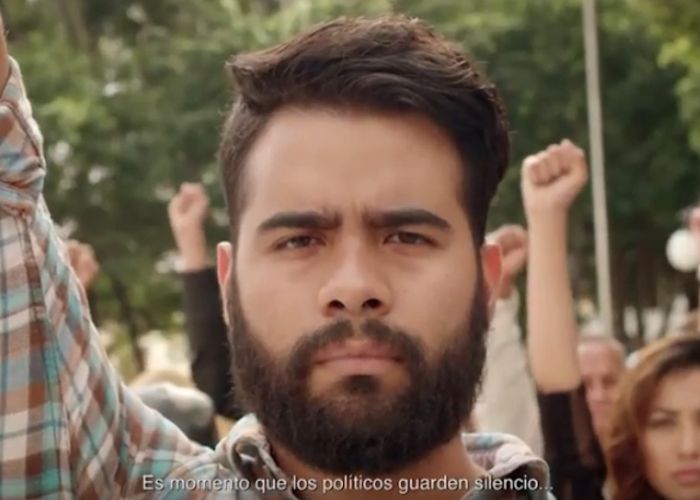 "Es momento que los políticos guarden silencio" es el spot de Nueva Alianza al usar los puños en alto.