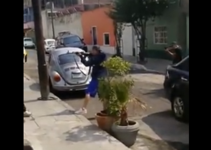 Amenzaron de muerte y con armas de fuego a mujeres en calle de Clavería en Azcapotzalco. Foto: Video YouTube