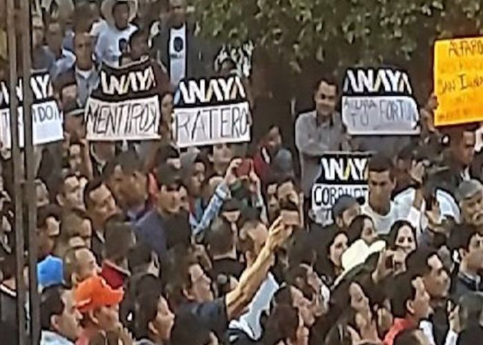 Decenas de personas protestaron con pancartas en las que acusaban a Ricardo Anaya de “mentiroso”, “traidor”, “corrupto” y “ratero”.