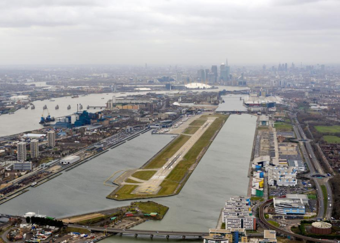 Cierran el aeropuerto de Londres tras ser encontrada una bomba de la Segunda Guerra Mundial en el Támesis.
