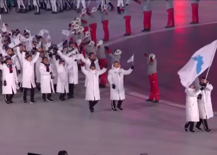 Las dos Coreas desfilando juntas bajo una misma bandera en la inauguración de los juegos de invierno.