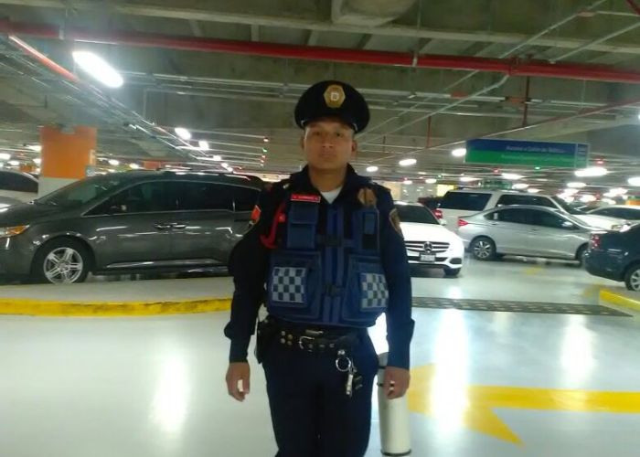 “…si lo ve felicítalo ya que regresó 10 mil pesos que se encontró en el estacionamiento del lugar donde presta sus servicios”. mencionan a través de Twitter.
