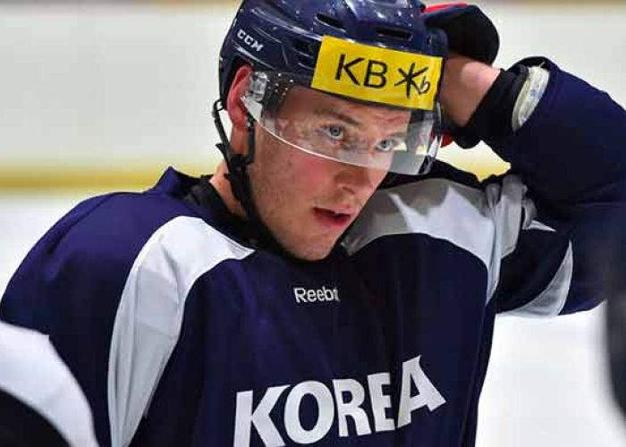 El estadounidense Mike Testwuide jugará para el equipo de hockey de Corea del Sur en estas olimpiadas invernales.