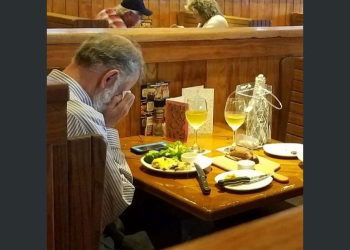 En un restaurante y luego de haber cenado el hombre cubrió su rostro con una servilleta y comenzó a llorar de manera desconsolada.