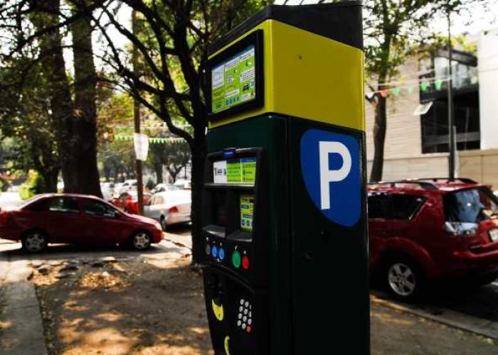 El costo de los parquímetros se mantendrá en dos pesos con 34 centavos por cada 15 minutos. Foto: Capital 21