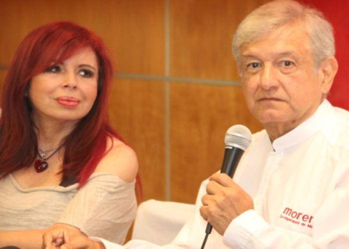 Layda Sansores besando la mano de López Obrador genera polémica en redes sociales. 